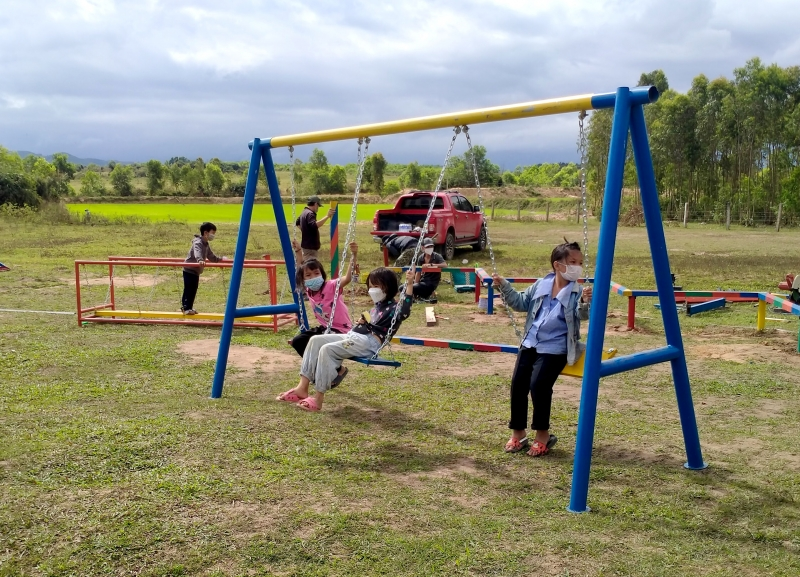 Niềm vui của các em nhỏ ở buôn làng vùng sâu khi có sân chơi mới (08/02/2022)